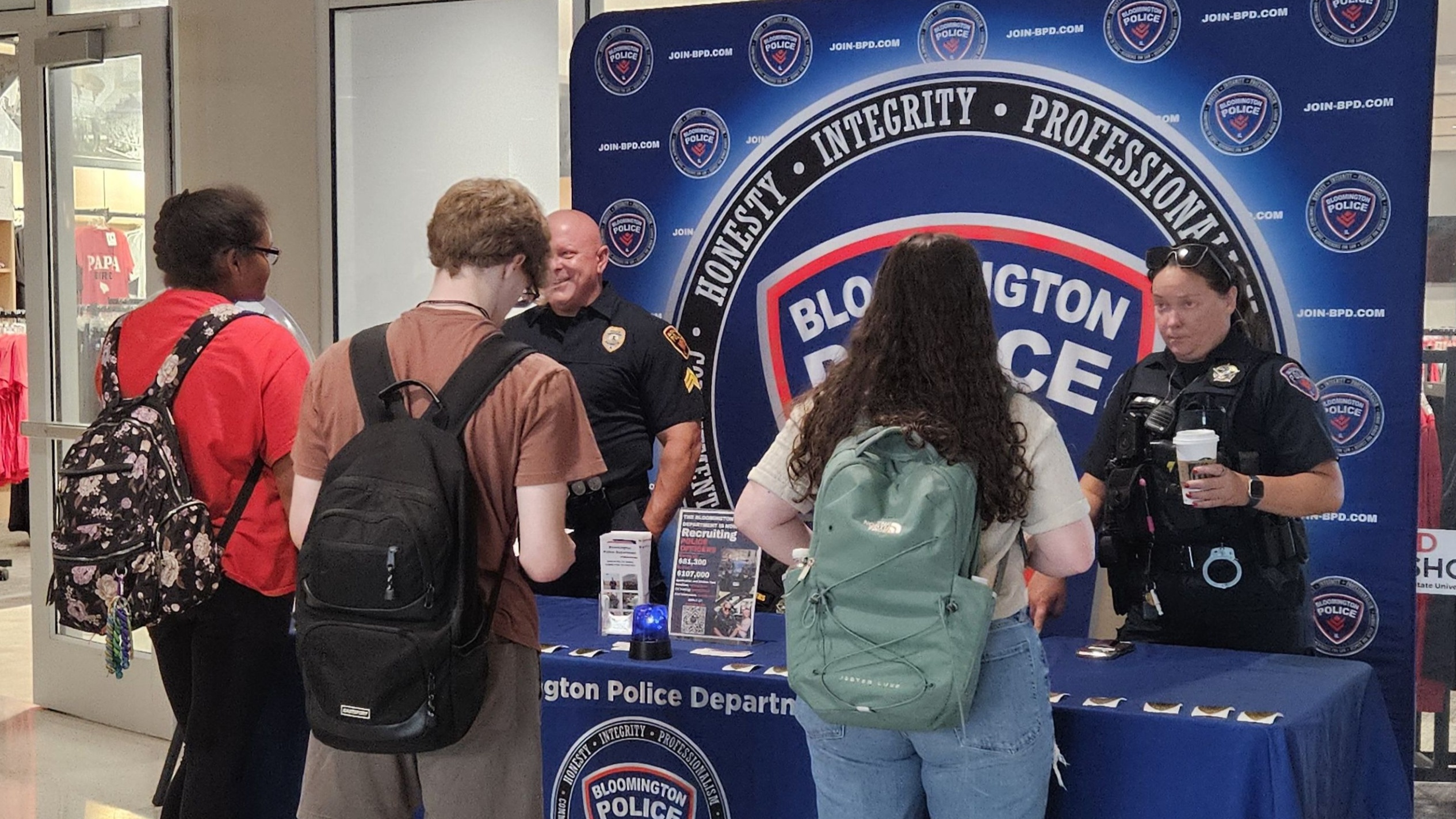 Bloomington police tabling and talking to students